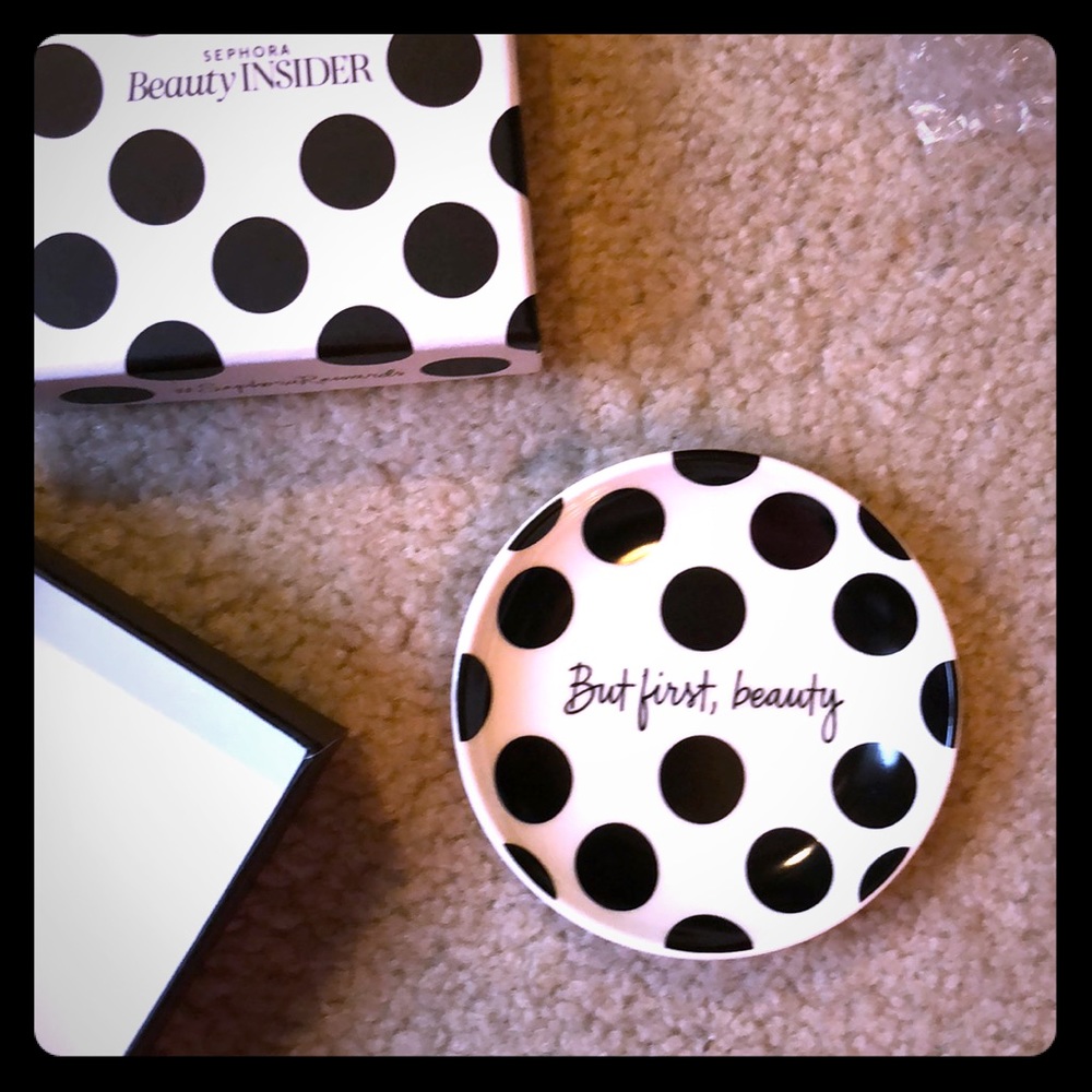 Beauty dish for cosmetics or jewelry